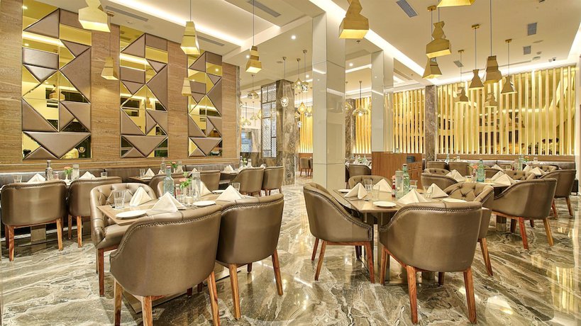Imagen del bar/restaurante del Hotel Golden Tulip Essential Jaipur. Foto 6