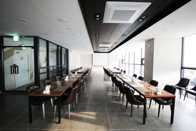 Imagen del bar/restaurante del Hotel Golden Tulip Essential Namgang. Foto 3
