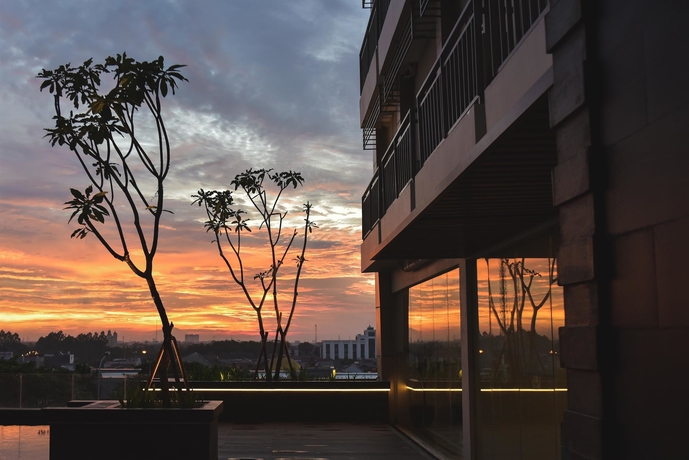Imagen de los exteriores del Hotel Golden Tulip Essential Tangerang. Foto 15