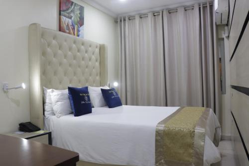 Imagen de la habitación del Hotel Golden Tulip- Evergreen Port Harcourt. Foto 17