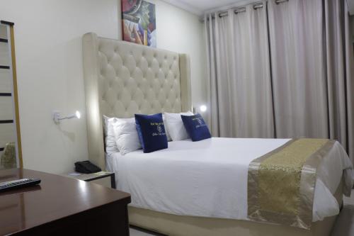Imagen de la habitación del Hotel Golden Tulip- Evergreen Port Harcourt. Foto 18