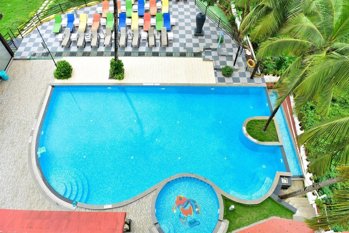 Imagen de la piscina del Hotel Golden Tulip Goa Candolim. Foto 12