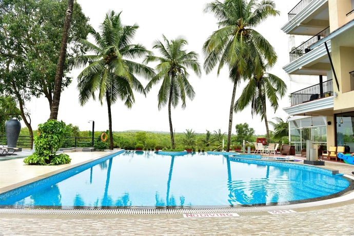 Imagen de la piscina del Hotel Golden Tulip Goa Candolim. Foto 14