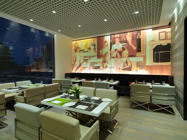 Imagen del bar/restaurante del Hotel Golden Tulip Gurgaon - Sector 29. Foto 2