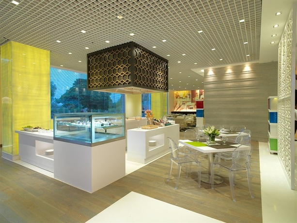 Imagen del bar/restaurante del Hotel Golden Tulip Gurgaon - Sector 29. Foto 3