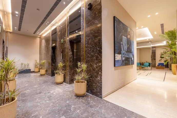 Imagen de los interiores del Hotel Golden Tulip Gurugram. Foto 12