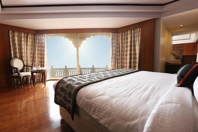 Imagen de la habitación del Hotel Golden Tulip Jaipur. Foto 9