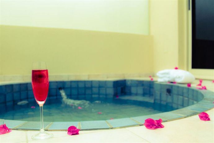 Imagen de la piscina del Hotel Golden Tulip Khatt Springs. Foto 10