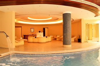 Imagen de la piscina del Hotel Golden Tulip Khatt Springs. Foto 13