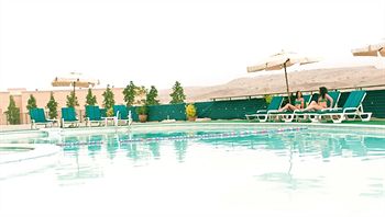 Imagen de la piscina del Hotel Golden Tulip Khatt Springs. Foto 14