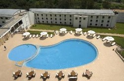 Imagen de la piscina del Hotel Golden Tulip Kumasi City. Foto 9
