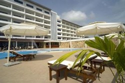 Imagen de la piscina del Hotel Golden Tulip Kumasi City. Foto 10