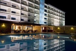 Imagen de la piscina del Hotel Golden Tulip Kumasi City. Foto 11