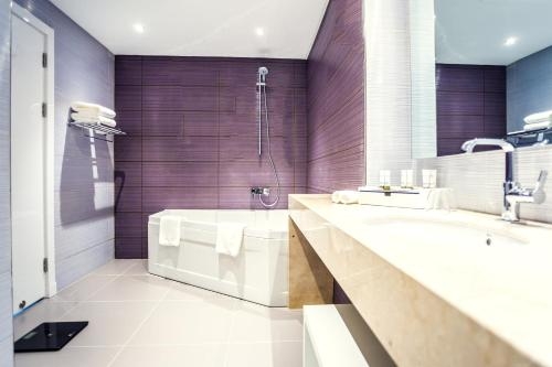 Imagen general del Hotel Golden Tulip Le Diplomate Cotonou. Foto 2