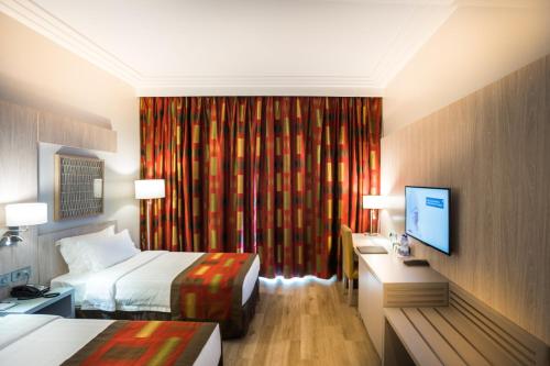 Imagen de la habitación del Hotel Golden Tulip Le Diplomate Cotonou. Foto 2