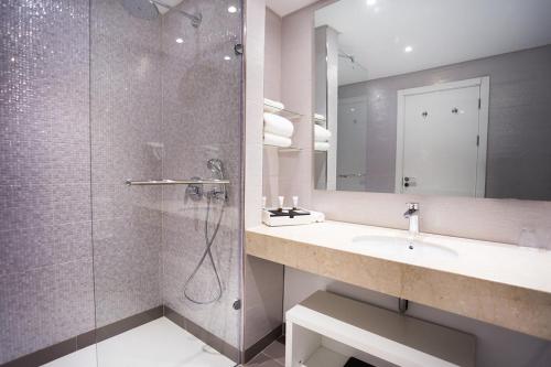 Imagen de la habitación del Hotel Golden Tulip Le Diplomate Cotonou. Foto 4