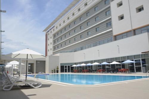 Imagen de la piscina del Hotel Golden Tulip Le Diplomate Cotonou. Foto 10