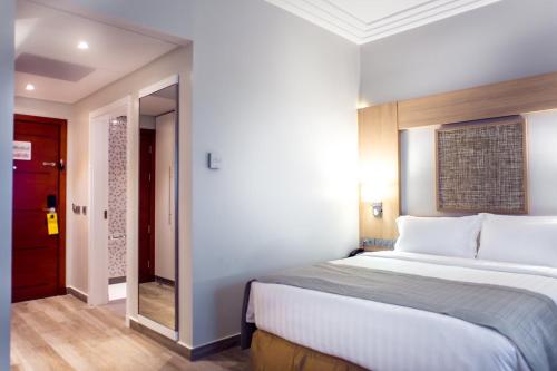 Imagen de la habitación del Hotel Golden Tulip Le Diplomate Cotonou. Foto 6