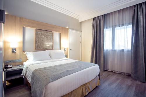 Imagen de la habitación del Hotel Golden Tulip Le Diplomate Cotonou. Foto 7