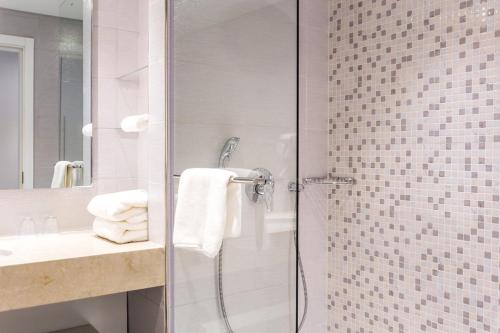 Imagen de la habitación del Hotel Golden Tulip Le Diplomate Cotonou. Foto 9
