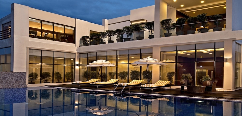 Imagen de la piscina del Hotel Golden Tulip Lucknow. Foto 16