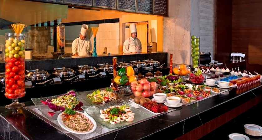 Imagen del bar/restaurante del Hotel Golden Tulip Lucknow. Foto 4