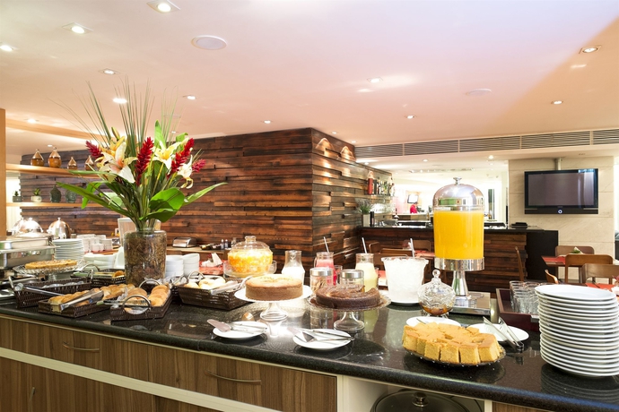Imagen del bar/restaurante del Hotel Golden Tulip Maca&eacute;. Foto 5