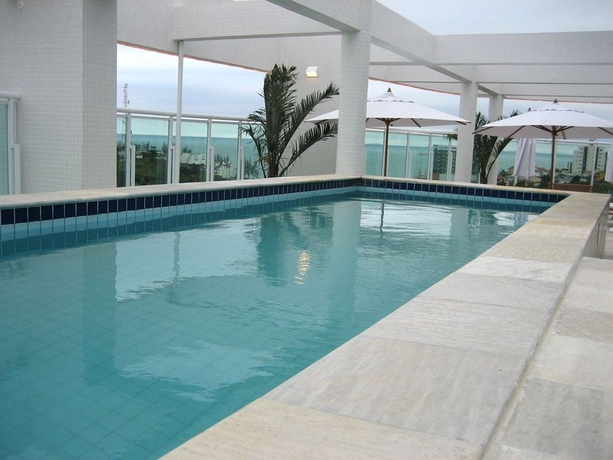 Imagen de la piscina del Hotel Golden Tulip Maca&eacute;. Foto 12