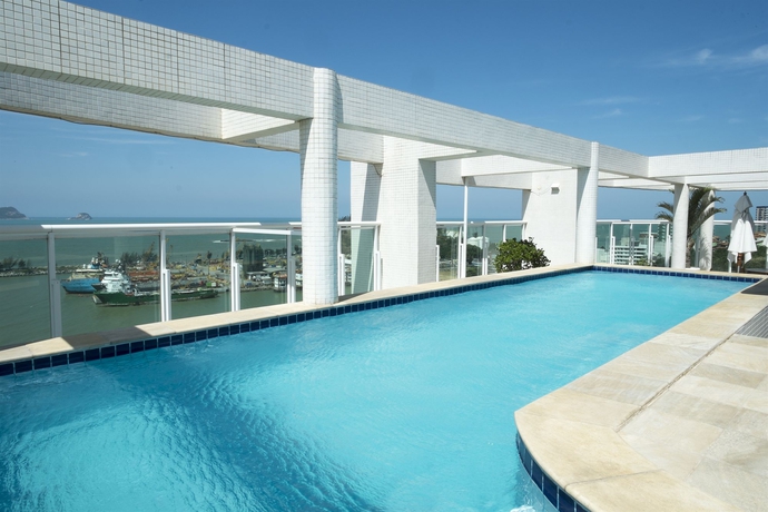 Imagen de la piscina del Hotel Golden Tulip Maca&eacute;. Foto 13