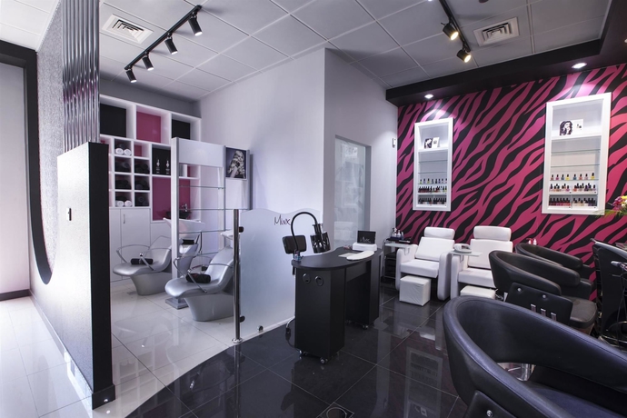 Imagen de la piscina del Hotel Golden Tulip Media. Foto 15