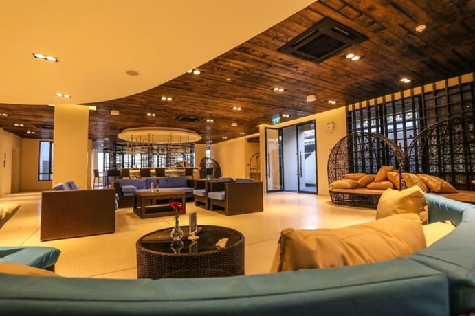 Imagen del bar/restaurante del Hotel Golden Tulip Pattaya Beach Resort. Foto 2