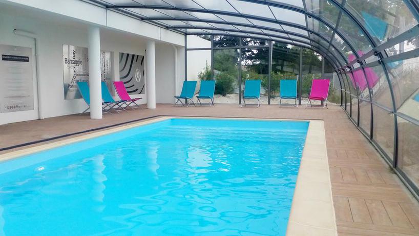 Imagen de la piscina del Hotel Golden Tulip Pornic Suites. Foto 11