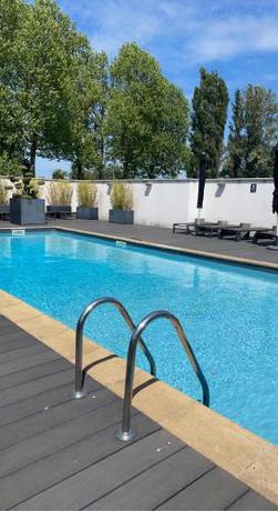 Imagen de la piscina del Hotel Golden Tulip Roissy Saint Witz. Foto 20