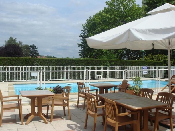 Imagen de la piscina del Hotel Golden Tulip Roissy Saint Witz. Foto 13