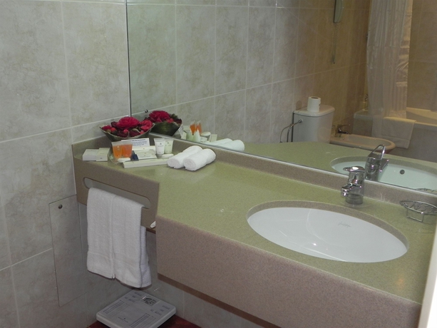 Imagen de la habitación del Hotel Golden Tulip Seeb. Foto 11