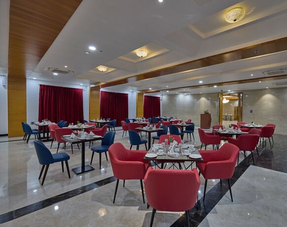 Imagen del bar/restaurante del Hotel Golden Tulip Tirupati. Foto 15