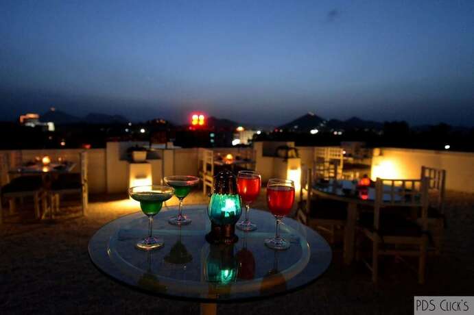 Imagen del bar/restaurante del Hotel Golden Tulip Udaipur. Foto 2