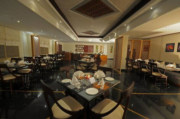 Imagen del bar/restaurante del Hotel Golden Tulip Udaipur. Foto 3