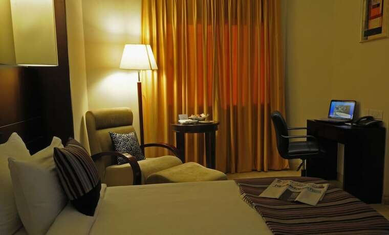 Imagen de la habitación del Hotel Golden Tulip Udaipur. Foto 4