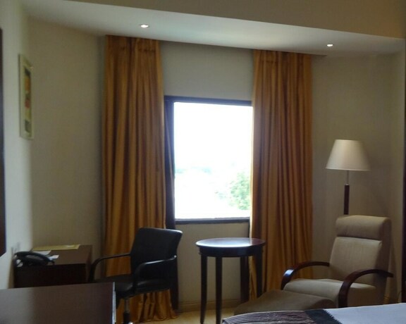 Imagen de la habitación del Hotel Golden Tulip Udaipur. Foto 6