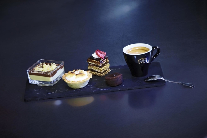 Imagen del bar/restaurante del Hotel Golden Tulip Villa Massalia. Foto 2