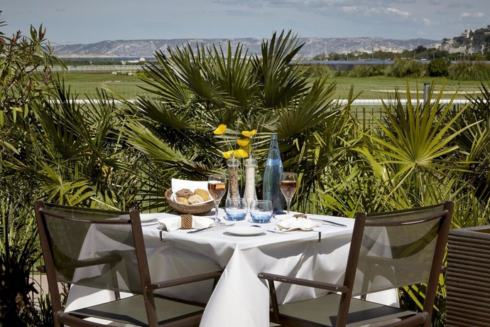 Imagen del bar/restaurante del Hotel Golden Tulip Villa Massalia. Foto 5