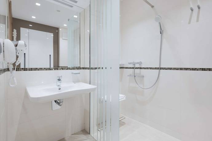 Imagen de la habitación del Hotel Golden Tulip Warsaw Airport. Foto 12