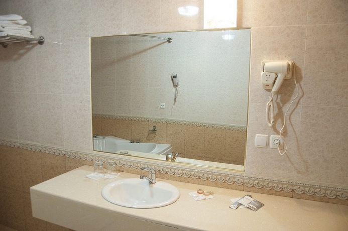 Imagen de la habitación del Hotel Golden Valley. Foto 13