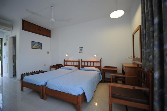 Imagen de los exteriores del Hotel Golden View Studios. Foto 11