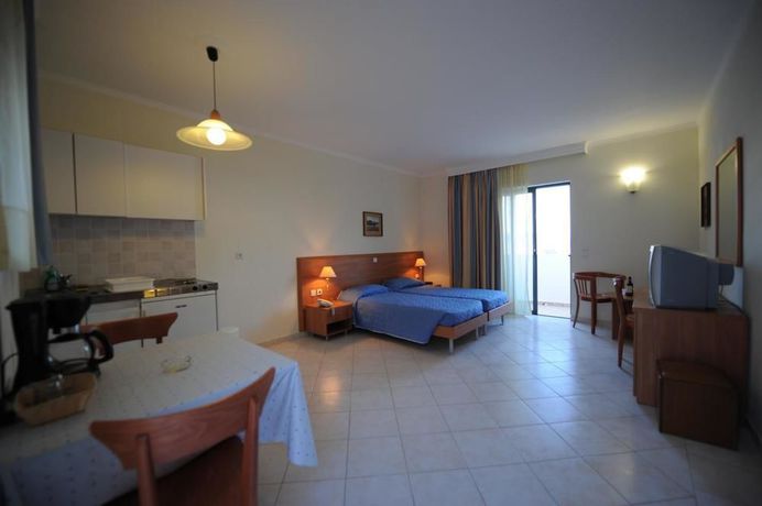 Imagen de los exteriores del Hotel Golden View Studios. Foto 13