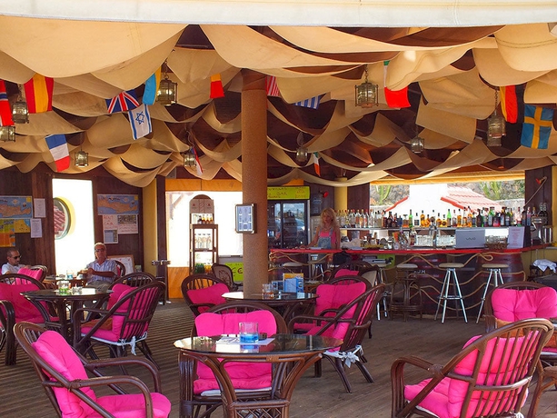 Imagen del bar/restaurante del Hotel Golden Villas. Foto 4