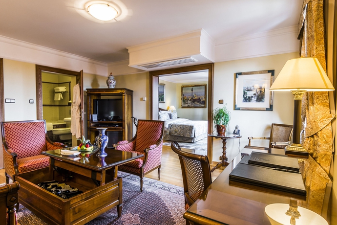 Imagen de los interiores del Hotel Golden Well. Foto 10