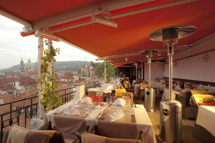 Imagen del bar/restaurante del Hotel Golden Well. Foto 2