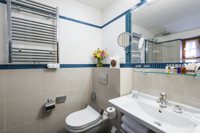 Imagen de la habitación del Hotel Golden Well. Foto 8